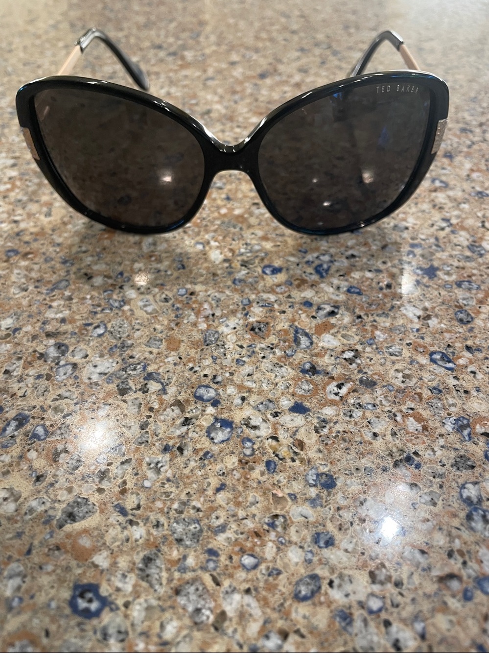 Ted Baker Sunglasses with grey/green Lenses - Picture 4 of 4